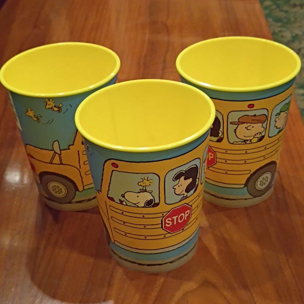 Set of 5 Peanuts Snoopy School Bus Plastic Cups 16oz Gibson